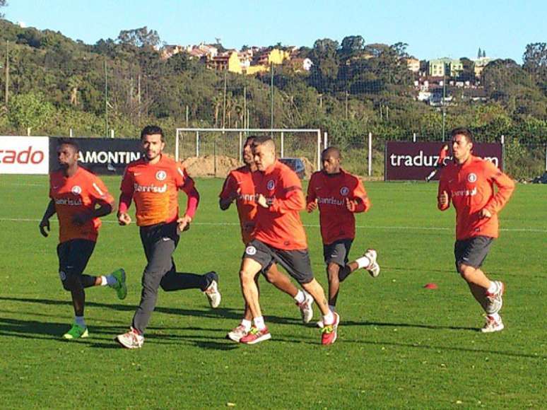 Fred (segundo da direita para a esquerda) aparece ao lado de companheiros no CT Parque do Gigante