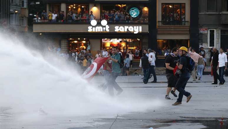 Em Istambul, a polícia voltou a usar jatos d'água para dispersar manifestantes 