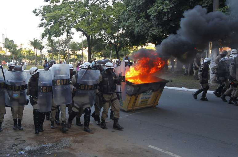 Antes da partida Brasil x Itália, realizada na Arena Fonte Nova, manifestantes foram as ruas protestando contra os gastos na Copa das Confederações. Durante os protestos, algumas pessoas entraram em confronto com a polícia