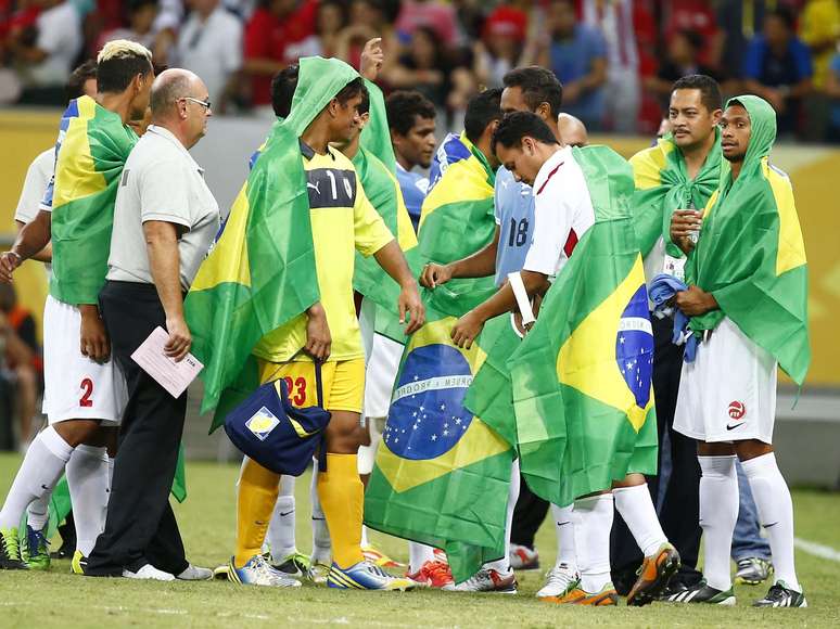 <p>Mesmo após sair derrotada por 0 a 8 na partida contra o Uruguai, a seleção do Taiti protagonizou um espetáculo ao término do duelo, neste domingo (23), na Arena Pernambuco</p>