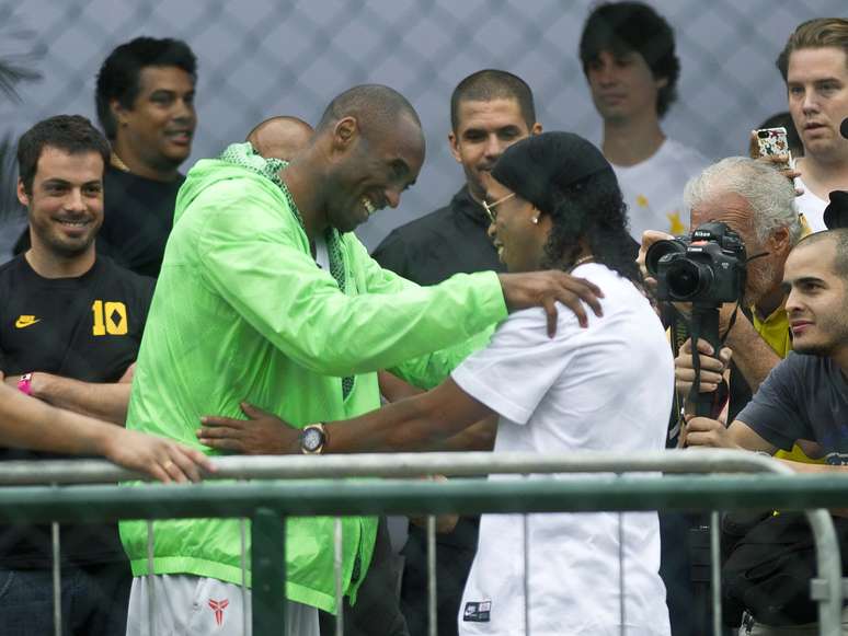 <p>O astro do basquete americano, Kobe Bryant, e o craque Ronaldinho participaram do evento Mostra seu Jogo, no Aterro do Flamengo, na tarde deste domingo (23), no Rio de Janeiro, que reuniu 92 crianças e adolescentes que participaram de um campeonato de peladas</p>