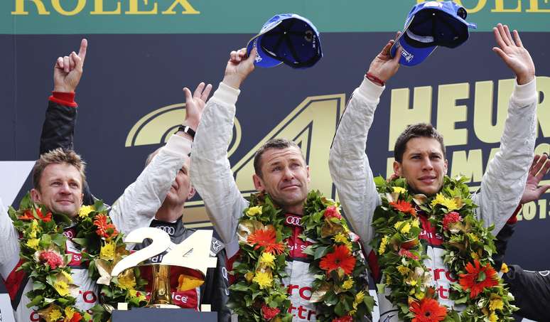 <p>A equipe Audi conquistou neste domingo a vitória na edição 2013 das 24 Horas de Le Mans, a mais tradicional prova de endurance do automobilismo mundial. A bordo de um R18 e-tron quattro, o dinamarquês Tom Kristensen cruzou a linha de chegada no primeiro lugar após pouco mais de 24 horas, vencendo a corrida pela nona vez na carreira</p>