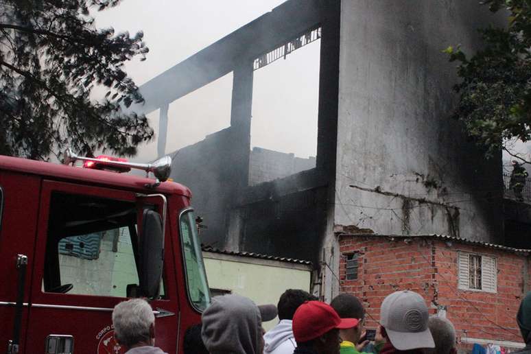 Incêndio atingiu um ferro velho na manhã deste domingo em Jabaquara, na zona sul de São Paulo
