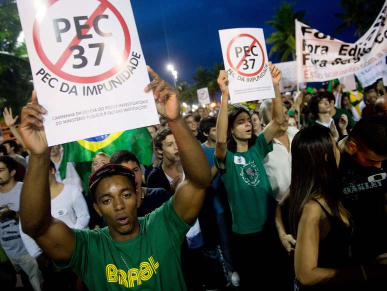 <p>Protesto no Rio de Janeiro no último domingo manifesta oposição do povo à PEC 37</p>