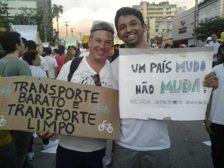 Fernando Lima (esquerda) e Lucio Flausino participam mensalmente da Bicicletada Recife