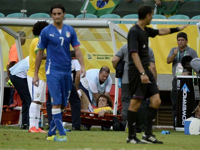 <p>Zagueiro é atendido por equipe médica da Seleção durante jogo contra Itália, neste sábado</p>