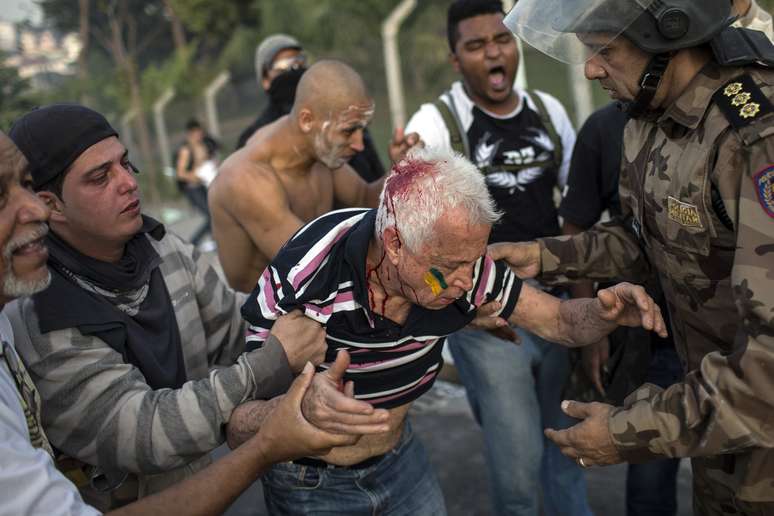 <p>Homem ferido durante protesto em Belo Horizonte, na primeira Fase da Copa das Confederações</p>