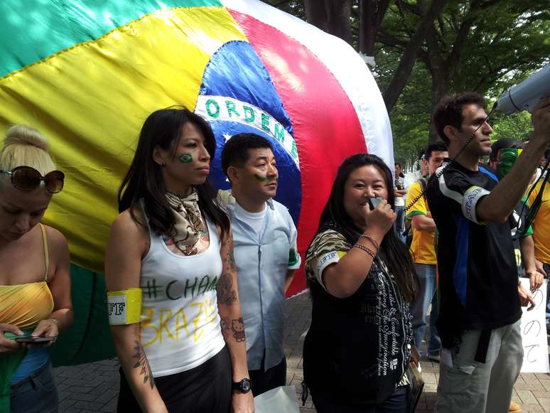 Com a bandeira do Brasil pintada no rosto, Luanda Iwai foi uma das principais organizadoras do ato no Japão