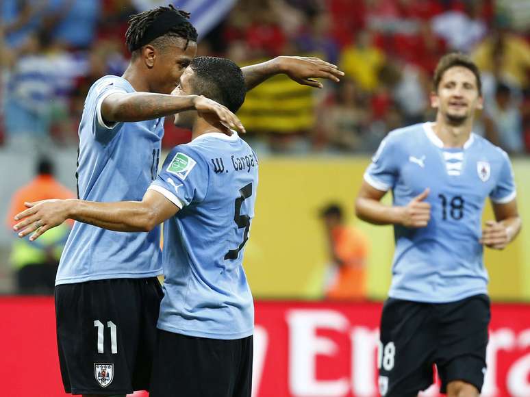 <p>O Uruguai garantiu neste domingo a segunda vaga do Grupo B na Copa das Confederações ao derrotar, na Arena Pernambuco, a seleção do Taiti por 8 a 0</p>