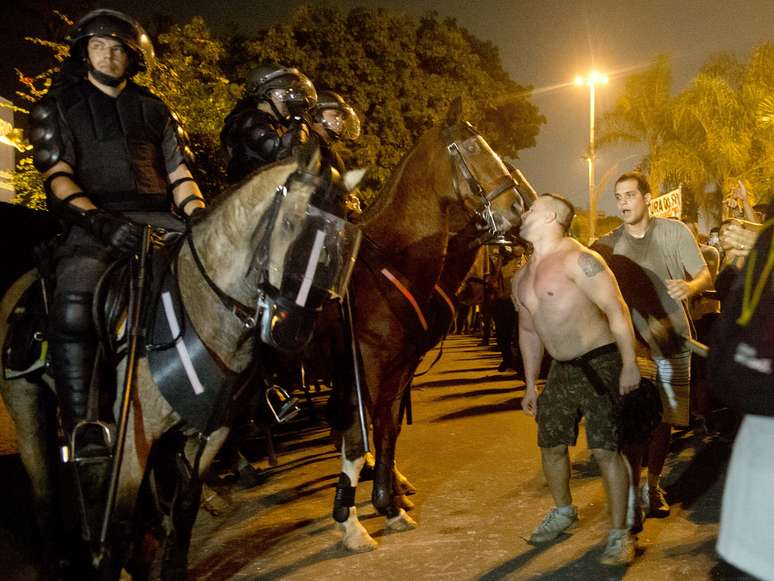 Administrador de empresas beija cavalo de policiais em provocação antes de tumulto no Rio de Janeiro