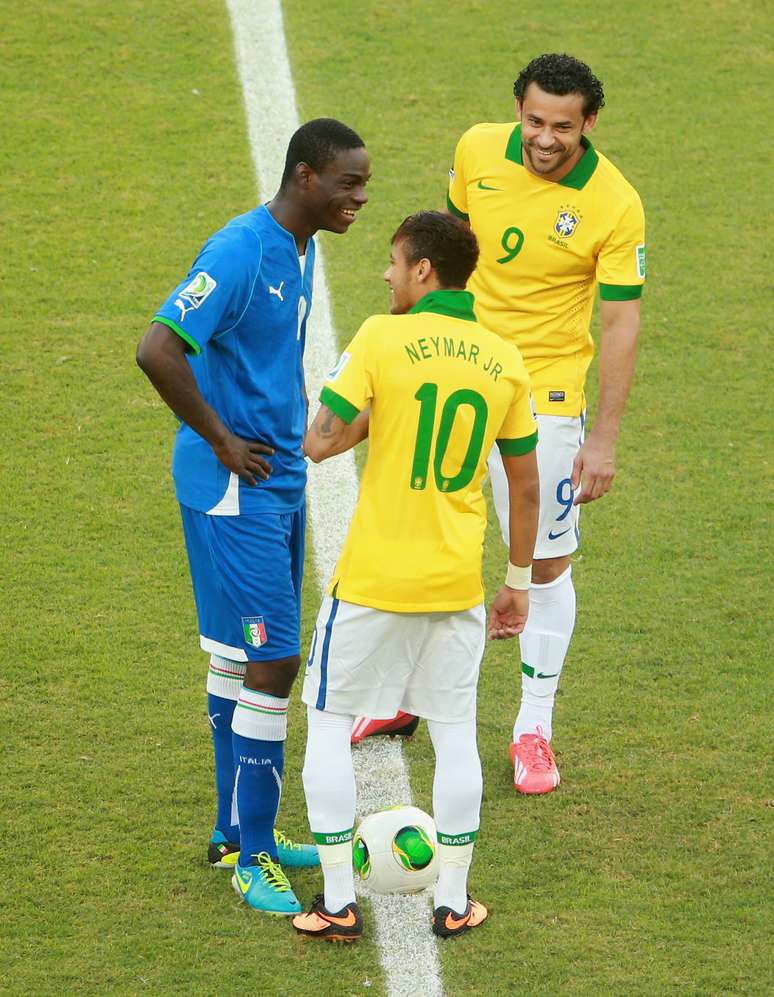 <p>''Ele sempre briga pelo trabalho e time dele'', diz David Luiz; Daniel Alves vê camisa 9 italiano ''especial''</p>