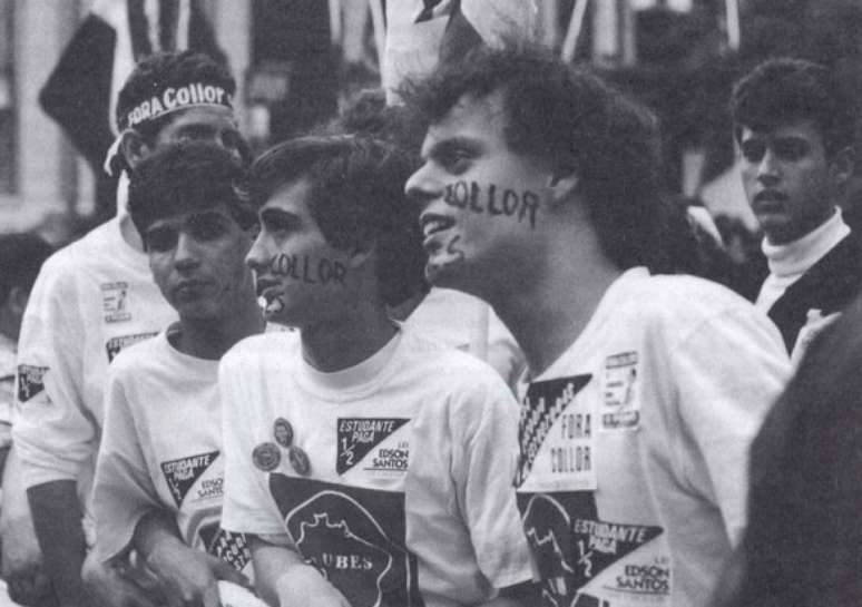 <p>Jovens pintaram seus rostos e foram às ruas contra o ex-presidente Fernando Collor. Movimento resultou em seu impeachment</p>
