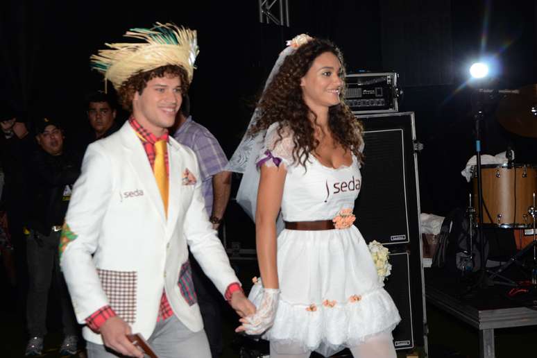 O casal entrou de mãos dadas em evento para escolher o cabelo mais arretado do São João de Campina Grande