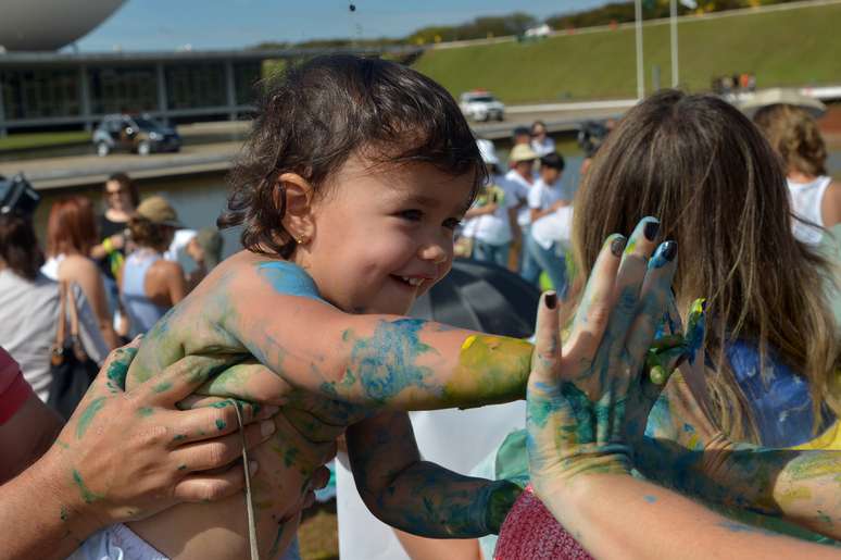 <p>Mais de 200 crianças de várias idades se manifestaram em frente ao Congresso Nacional</p>