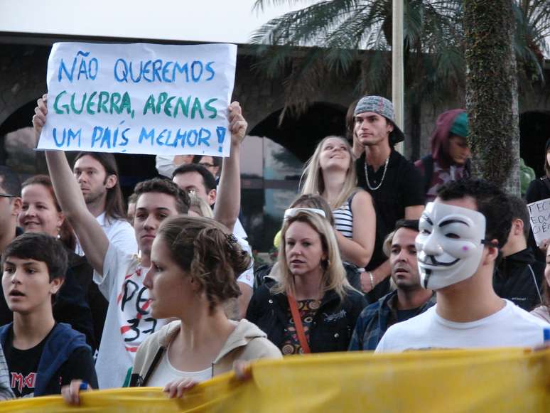 Com faixas e cartazes, manifestantes foram às ruas de Blumenau para pedir melhorias