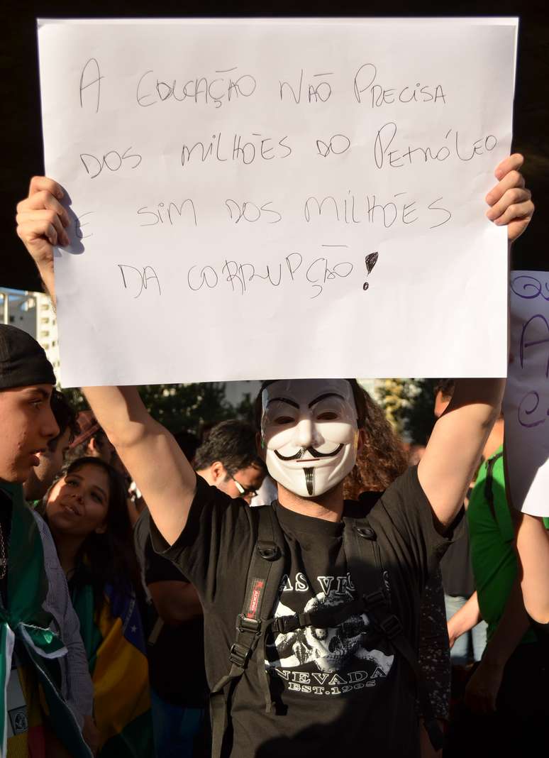 Com cartaz, jovem pede o fim da corrupção no País em protesto contra PEC 37