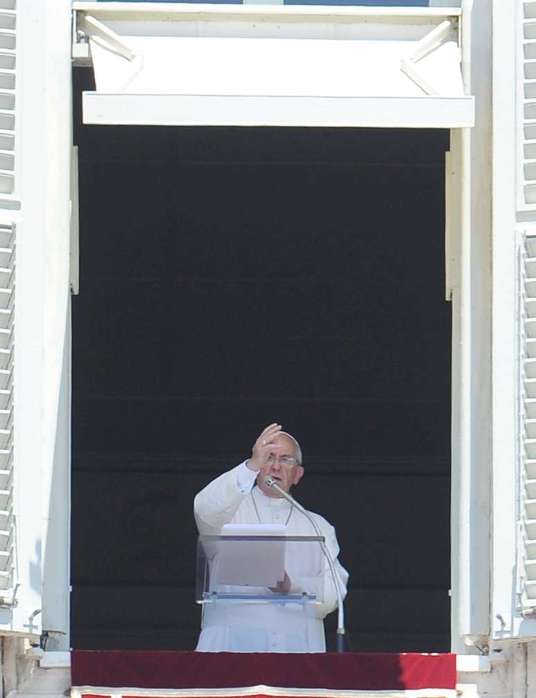 Papa faz a oração do Angelus para milhares de fieis no Vaticano