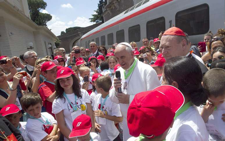 Papa saudou pessoalmente 250 jovens que chegaram no chamado "Trem das Crianças"