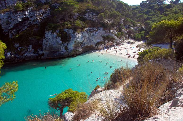 <p><strong>Cala Macarelleta, Menorca, Espanha</strong><br />No sudoeste da charmosa ilha de Menorca, no arquipélago espanhol das Baleares, Cala Macarelleta seduz os visitantes com areias finas frente a belas águas turquesa. O pequeno paraíso é acessível através de um caminho de 30 minutos ao longo dos penhascos, saindo de Cala Macarella</p>