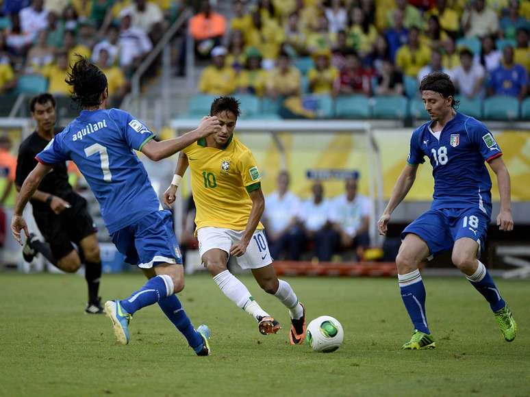 <p>Atacante Neymar tenta drible durante partida contra europeus, que teve 50,4 mi de telespectadores</p>