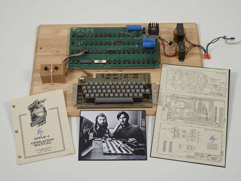 <B>Apple I - </B>Um dos 200 primeiros produzidos pela Apple, foi projetado e montado a mão pelo cofundador da companhia Steve Wozniak na garagem da casa dos pais de Steve Jobs em 1976. O modelo leiloado parece ter sido um dos primeiros 25 fabricados por Wozniak. No leilão, ele é ofertado a um preço inicial de US$ 300 mil