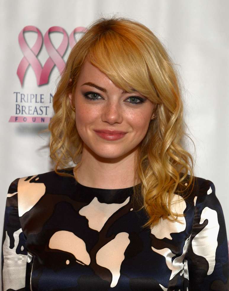 <p>Emma Stone afirmou ainda que usa óleo de coco e xampu para cabelos loiros para cuidar dos fios</p>