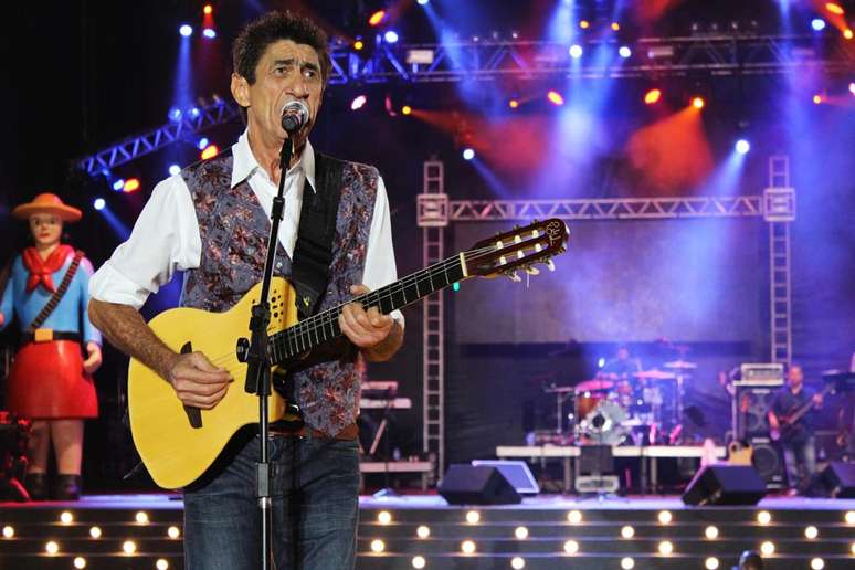 Compositor cearense Fagner faz show na capital, no sábado