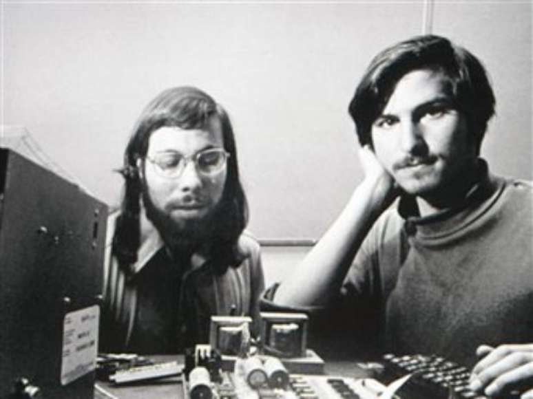 <p>Steve Wozniak ao lado de Steve Jobs, os dois fundaram a Apple em 1976</p>