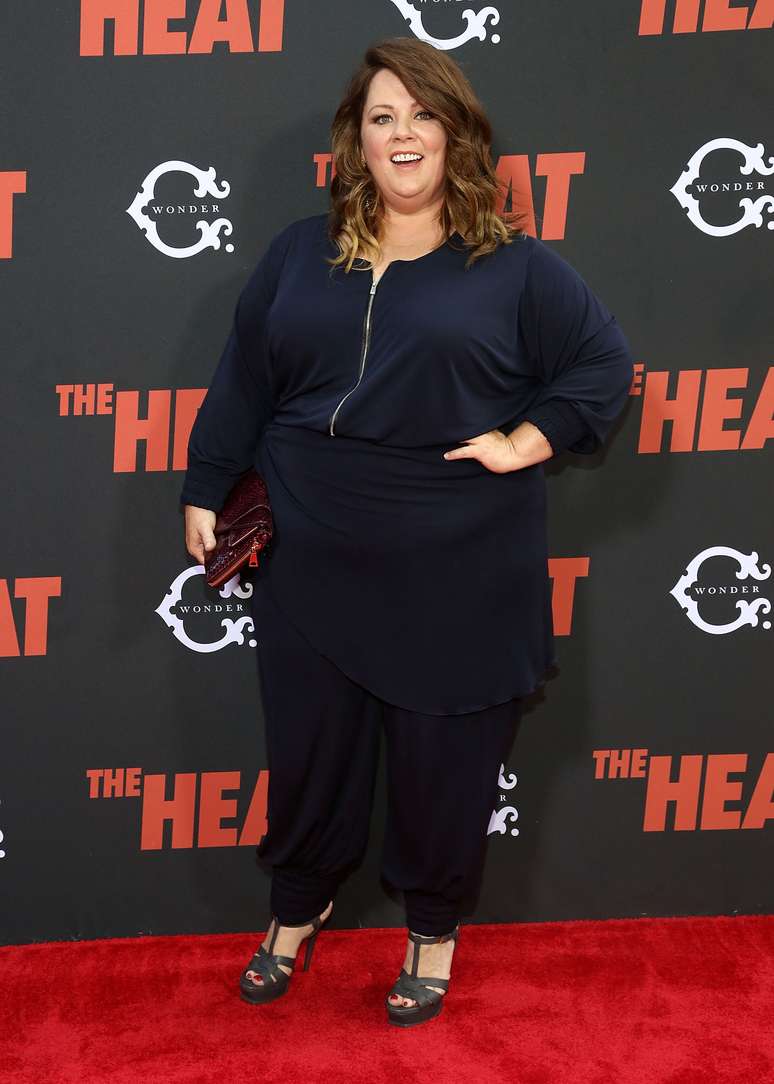 <p>A atriz Melissa McCarthy mostra elegância no tapete vermelho com look em tamanho grande</p>