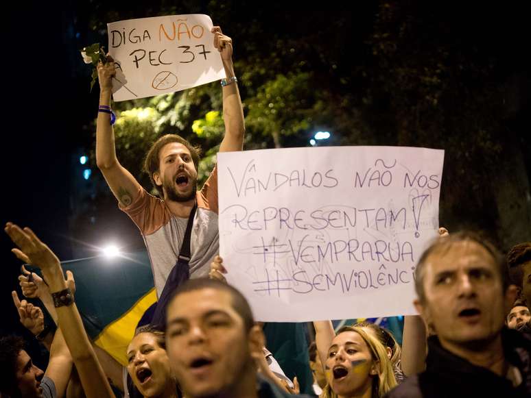 <p>Uma manifestação que reúne aproximadamente 500 pessoas, segundo a CET-Rio, partiu da Candelária e fechou a avenida Rio Branco, no centro do Rio de Janeiro, nesta segunda-feira</p>