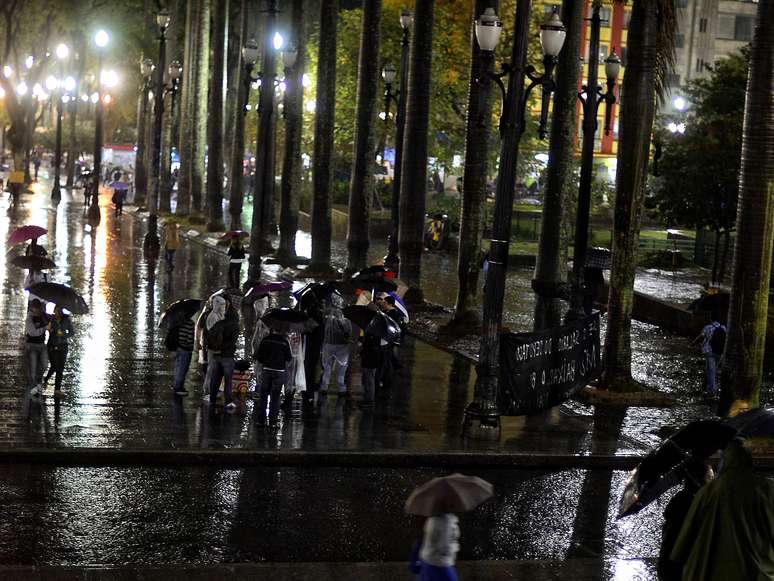 <p>Grupo realizou protesto na praça da Sé, no centro de São Paulo, nesta segunda-feira. Cerca de 21 manifestantes tentaram fechar as vias da região, mas seguiram pela calçada</p>