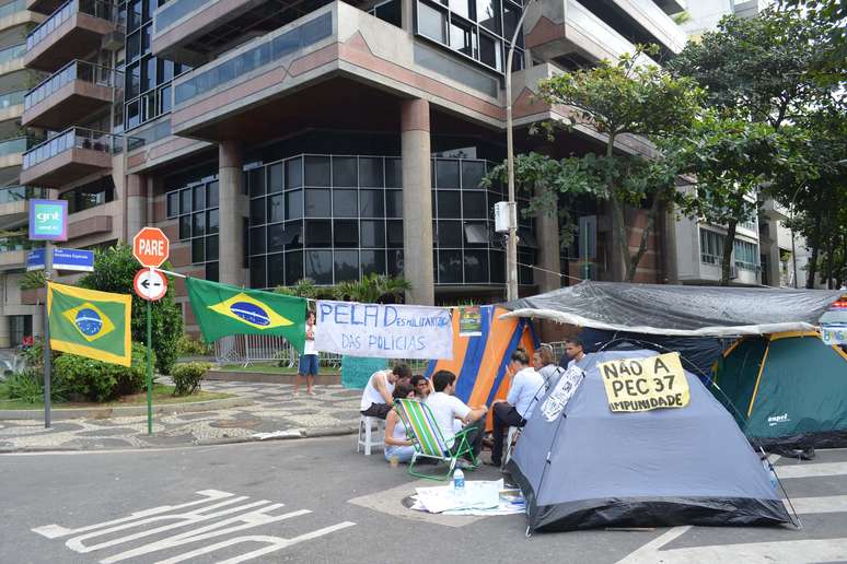 <p>Manifestantes estavam acampados na frente da casa do governador, na zona sul do Rio de Janeiro</p>