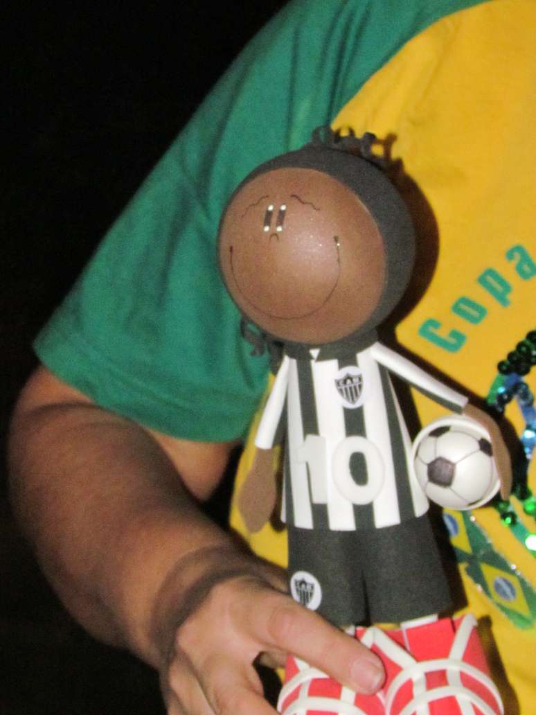 <p>Ela montou até um boneco ao estilo de Ronaldinho</p>