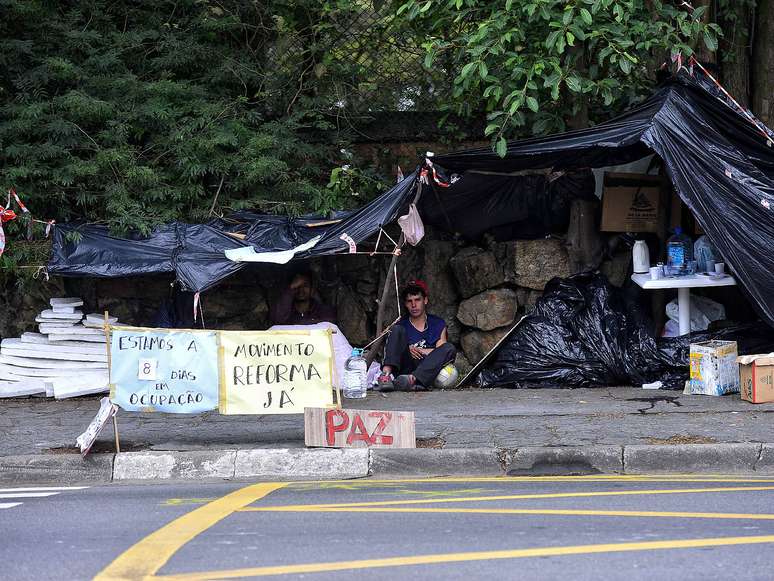 Manifestantes acampam há uma semana diante do Palácio dos Bandeirantes em São Paulo