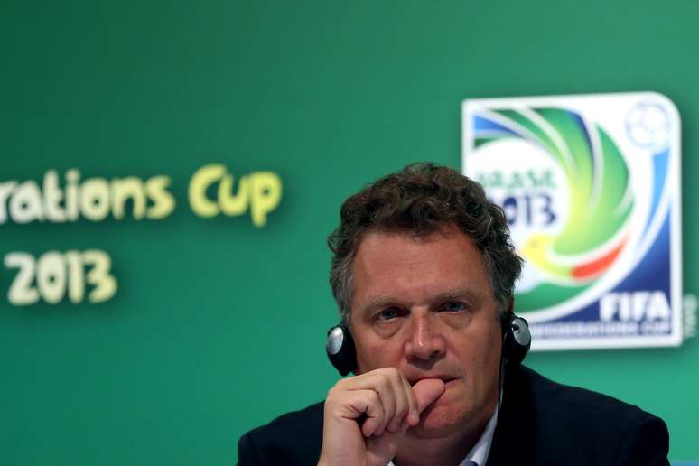 <p>Jérôme Valcke diz que Fifa não recebeu ofertas para hospedar Copa do Mundo e assegura que Brasil tem oferecido níveis esperados de segurança para a Copa das Confederações</p>