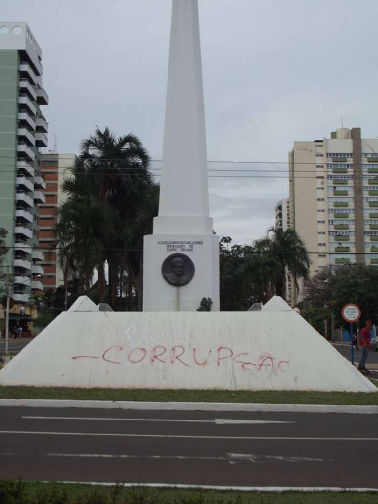 <p>Obelisco de Campo Grande, no centro da cidade, foi pichado durante protesto</p>