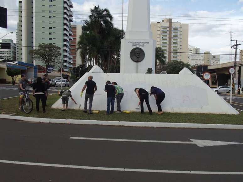 <p>Moradores da capital do Mato Grosso do Sul se reuniram para pintar monumento histórico que foi alvo de vandalismo durante protesto na última semana</p>