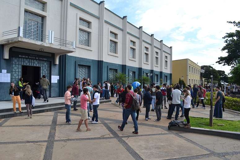 Vestibulandos chegam ao local da prova da Unesp, na Vila Pacífico, em Bauru (SP)