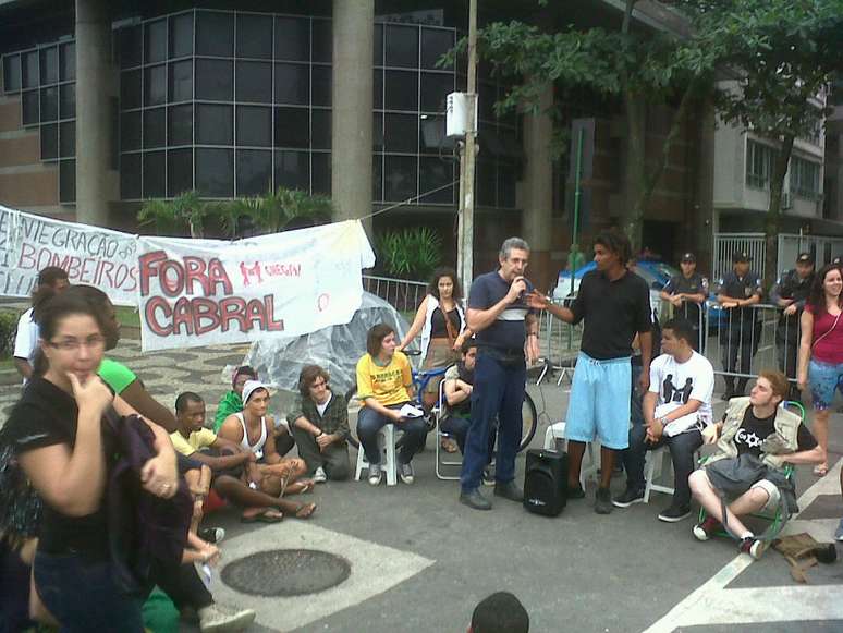 <p>Acampados desde sexta-feira, manifestantes permanecem em frente ao apartamento de Sérgio Cabral, no Rio</p>