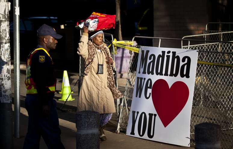 Cartaz de apoio ao ex-presidente em frente ao hospital onde Mandela est&aacute; internado 