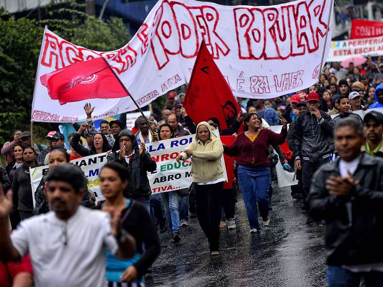 Manifestantes protestam em periferia da zona sul na manhã desta terça-feira em São Paulo