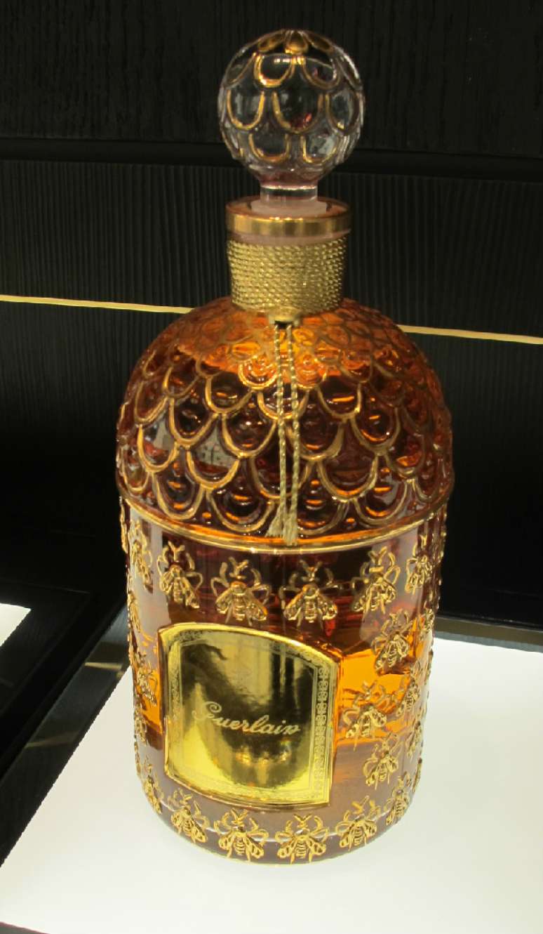 <p><span style="font-family: Arial, sans-serif;">O frasco no novo perfume da Guerlain faz referência ao vidro da fragrância criada em 1853, a pedido de Napoleão III para sua esposa Eugenia. Abelhas, o símbolo do imperador, aparecem e relevo</span></p>