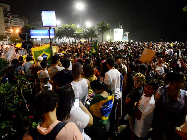 <p>Multidão tomou conta de ruas do entorno do apartamento de Sérgio Cabral, no Leblon, zona sul do Rio</p>