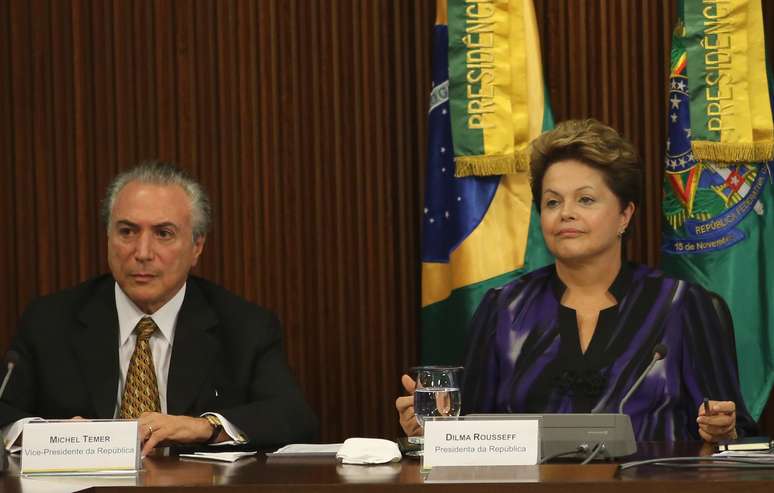 <p>A presidente Dilma anunciou hoje que vai propor a realização de um plebiscito para convocar uma Assembleia Constituinte exclusiva para realizar uma reforma política</p>