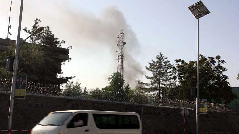 Fumaça é vista em local onde forças afegãs enfrentaram talibães