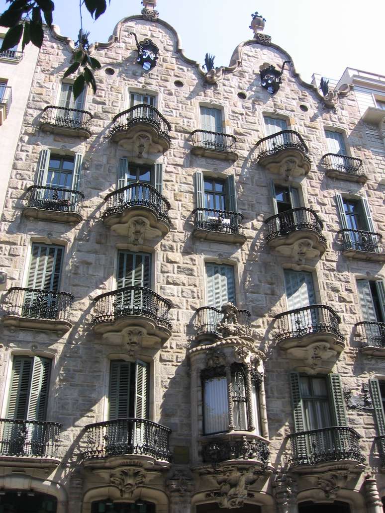 <p><strong>Casa Calvet</strong><br />O edifício de cinco andares situa-se no número 48 da Rua Casp, no Eixample de Barcelona. Foi construído entre 1898 e 1900. Especialistas na obra de Gaudí consideram a Casa Calvet como a obra mais conservadora do arquiteto</p>