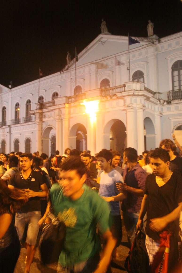 <p>Um manifestante jogou um coquetel molotov no prédio da prefeitura de Belém, nesta segunda-feira, enquanto um protesto era realizado em frente ao local</p>