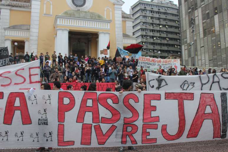 O manifesto, organizado pelo Movimento do Passe Livre (MPL) na capital catarinense, reúne em sua maioria estudantes da Universidade Federal de Santa Catarina (UFSC) e integrantes de partidos políticos de esquerda