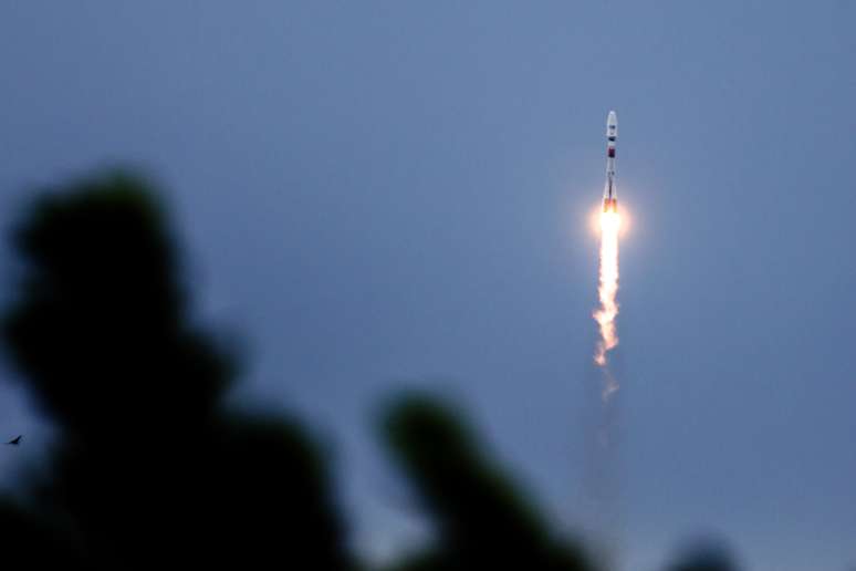 Foguete russo Soyuz é lançado carregando os quatro satélites da rede O3b
