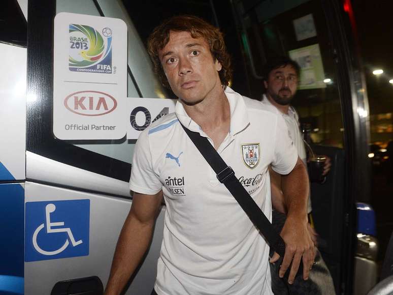 O zagueiro e capitão da seleção que enfrenta o Brasil na quarta, Diego Lugano, chega a hotel em MG